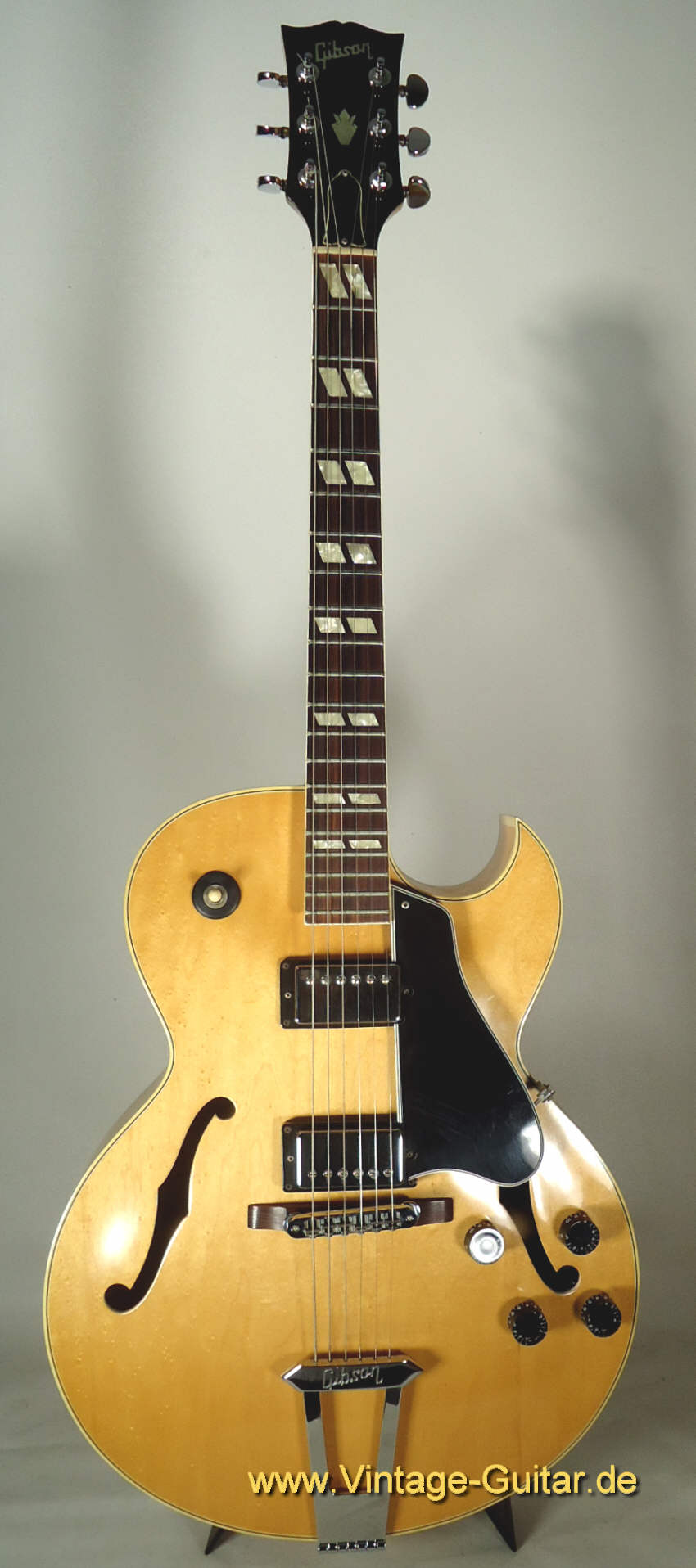 Gibson ES-175 natural 1979.jpg